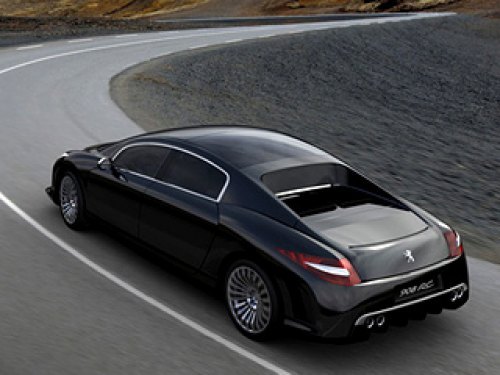 Дизайнерам Peugeot пришлось постараться, чтобы спрятанный над задней осью двигатель не портил…