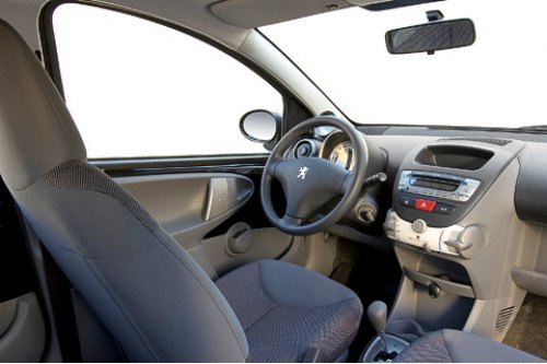 Интерьер Peugeot 107 прост, но практичен и функционален.