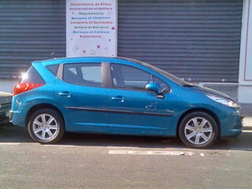Peugeot 207 SW внешне очень напоминает универсал 407 SW, и вообще он получился куда крупнее…