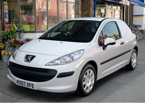 Peugeot 207 придали статус грузовика и одели в рабочую одежду, но хуже он от этого не выглядит.