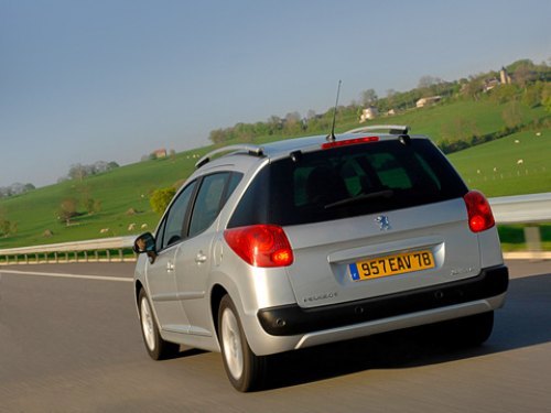 Корма Peugeot 207 SW напоминает старшего собрата под именем 407 SW. Выглядит замысловато, но очень…