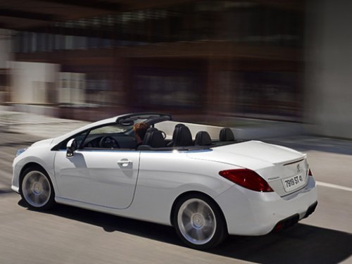 Peugeot снова напоминает, кто первым применил складной жёсткий верх ещё в 30-х годах. Нынче…