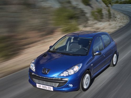 От Peugeot 207 у модели — только передний бампер, фары да капот. Впрочем, издалека или глядя в…