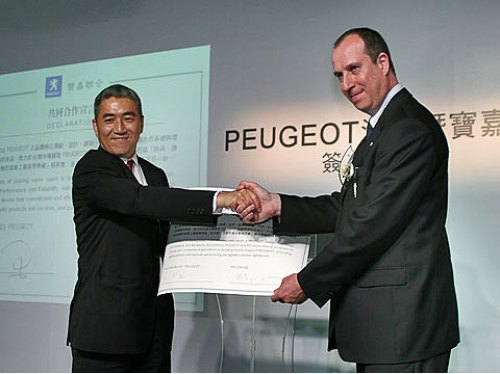 Франсуа Пуарье (на фото справа) работает в Peugeot ни много ни мало 20 лет. В начале карьеры он был…