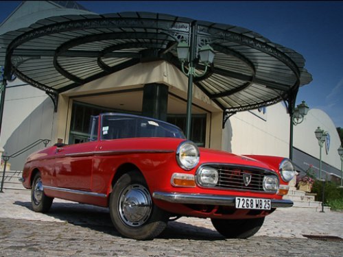 Вход в музей, прикрытый ажурным кованым навесом, и кабриолет Peugeot 404. Обе вещи выглядят истинно…