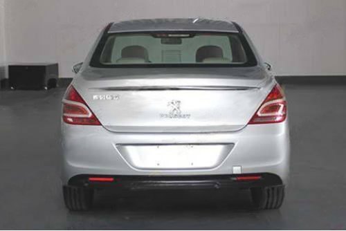 В отличие от хэтчбека и универсала Peugeot 308, у рестайлингового седана 408 совершенно новые…