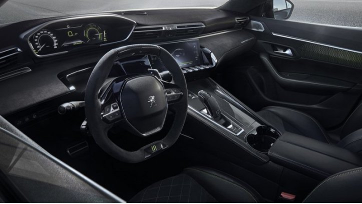 Интерьер i-Cockpit отличается от стандартного лифтбека Peugeot 508 только материалами отделки, а…