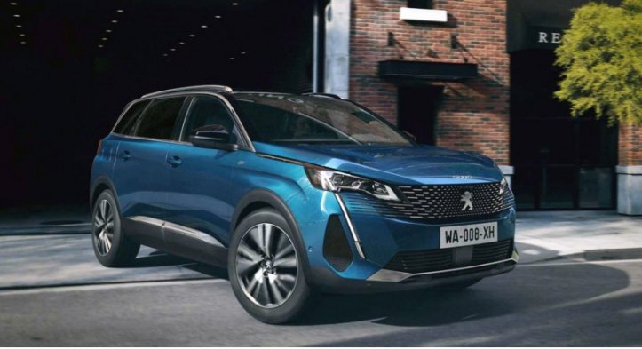 «Пять тысяч восьмой» длиннее Peugeot 3008 на 194 мм (4641 vs. 4447), колесная база больше на 165 мм…