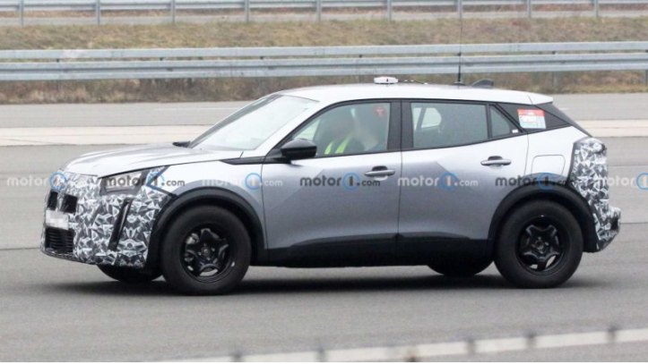 На предыдущих фотографиях Peugeot оставлял приборную панель открытой. Однако это не означает, что…