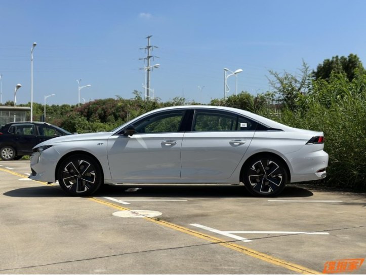 В техническом плане Peugeot 508L лишился базового мотора на 1,6 литра. Теперь в моторной гамме…