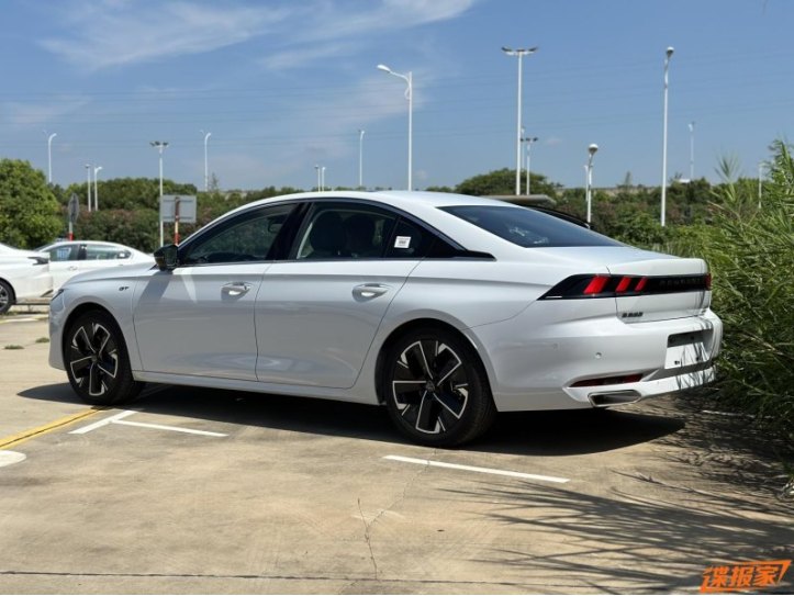 В техническом плане Peugeot 508L лишился базового мотора на 1,6 литра. Теперь в моторной гамме…