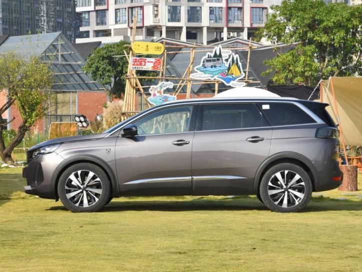 Модель 5008 - это растянутая модификация кроссовера Peugeot 3008. Это паркетник предлагает салон на…