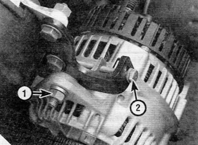 Rysunek 12.9. Nakrętka mocująca górny generator (1) i śruba regulacyjna (2) (silniki serii XOD)