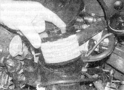 Rysunek 19.13. Wyjąć filtr paliwa i pierścień uszczelniający z obudowy (silniki 1,9 l seria DW)