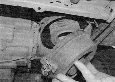 Figure 20.9. Release the clamps and remove the cover from the base of the air filter housing (early…