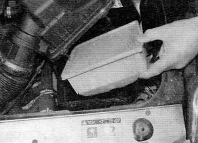 Figure 20.15. Remove the cover and take out the filter element (late DW series engines)