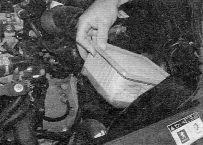 Figure 20.22. Remove the filter element from the housing (2.0 L engines)