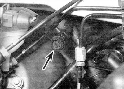 Малюнак 25.4, а. Вінт выпуску паветра на шлангу ацяпляльніка (адзначаны стрэлкай)