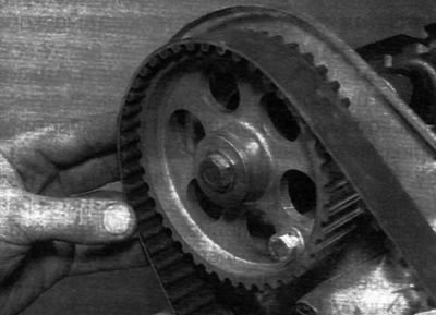 Figure 7.15. Place the timing belt on the toothed pulleys