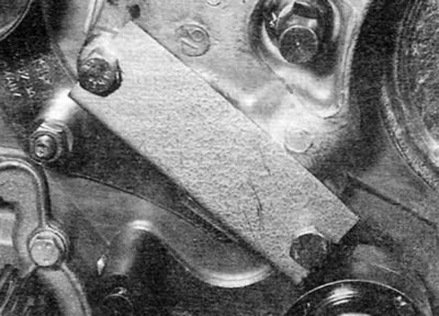 9.15. ábra, b. Szerszám a feszítődugattyú motortartó konzolban való rögzítéséhez (a vezérműszíjat…