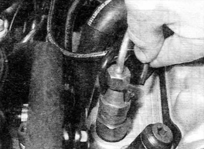 Figure 13.5. Disconnecting the fuel injector return hose