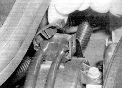 Rysunek 6.6. Odłącz przewody paliwowe od zacisków na górnej osłonie paska rozrządu (silniki 1,9 l)