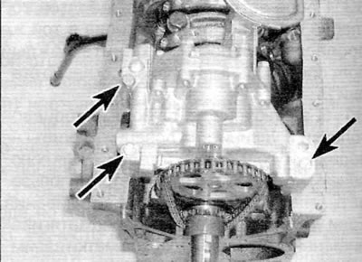 Figure 15.4. Mark the installation position of each oil pump mounting bolt (marked with arrows)…