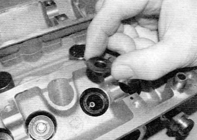 Рис. 8.3, б. ...затем установите верхнюю тарелку на пружину