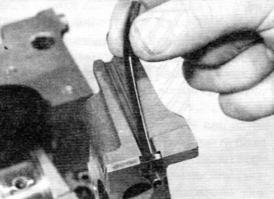 Figure 18.9, a. Installing the sealing strip on the main bearing cap No. 1
