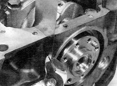 Figure 18.10, b. Removing the metal strip from the main bearing cap No. 1 using pliers