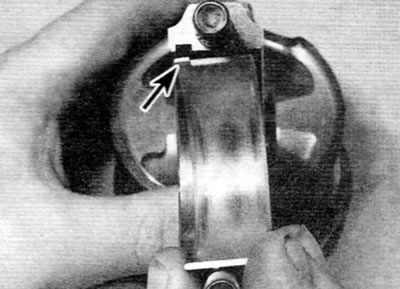 Рис. 19.2. Установка вкладыша подшипника в шатун; проследите за тем, чтобы выступ (отмечен…