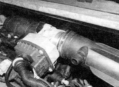 Малюнок 2.10, а. Від'єднайте кришку повітряного фільтра від корпусу дросельної заслінки.