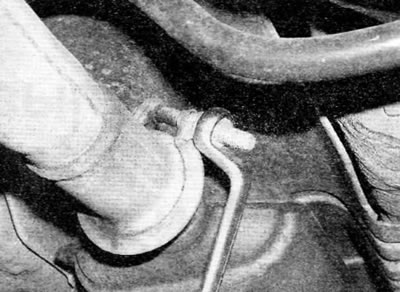 Рис. 16.13. Отверните гайку, снимите шайбу и извлеките болт, а затем снимите зажимное кольцо с…