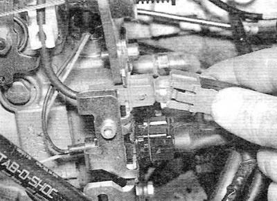 Figure 5.11. Disconnecting the high-pressure fuel pump electrical connector (bosch pump)