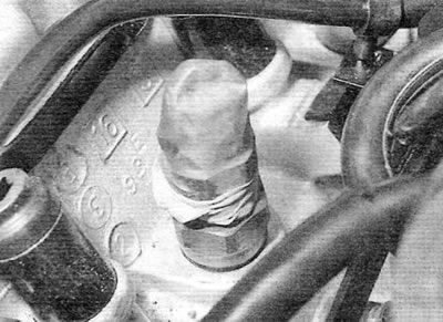 Figure 5.12, b. Close the open end of the nozzle to prevent dirt from entering