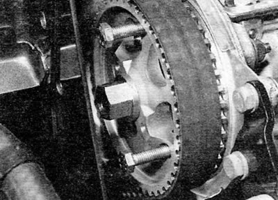 Figure 5.14. Bolts inserted through the mounting holes in the high-pressure fuel pump toothed pulley