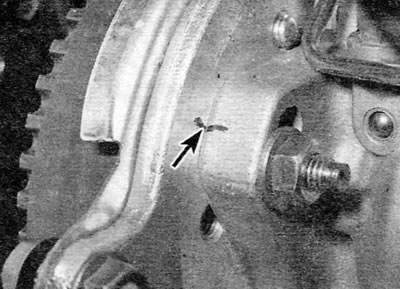 Figure 5.15. Mark the position of the high-pressure fuel pump relative to the support bracket…