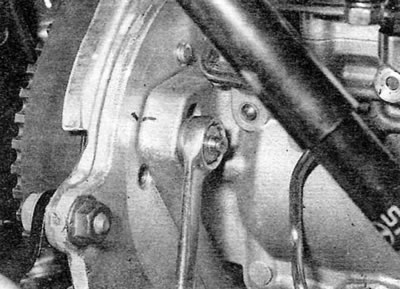 Figure 5.16, a. Unscrewing the front nut securing the high-pressure fuel pump (bosch pump)