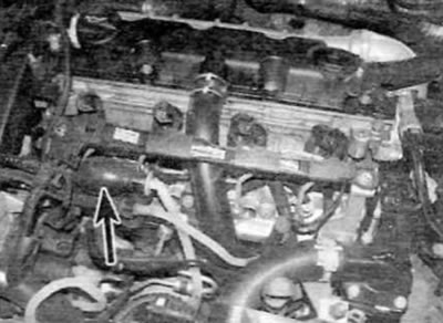 Малюнок 6.9. Розташування насоса, що підкачує (відзначений стрілкою) на моделях з двигуном 2.0 л з…