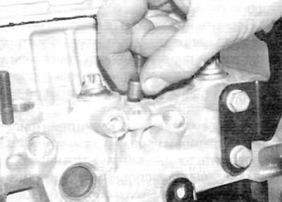 Obrázok 15.18. Odstráňte upevňovací kolík svorky vstrekovača (modely s motorom 2,0 l)