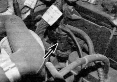 Slika 3.22. Solenoidni ventil E6R (označeno strelicom) nalazi se na nosaču baterije (modeli s…