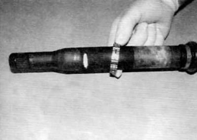 Малюнок 4.12, а. Одягніть новий внутрішній хомут чохла на піввісь.