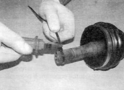 Рисунок 4.12, д. Використовуючи бокорізи, затягніть хомутик якомога сильніше, а потім відріжте кінці