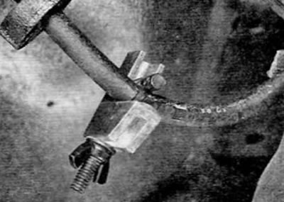 Рис. 9.2. Для сведения к минимуму вытекания тормозной жидкости установите соответствующий зажим на…