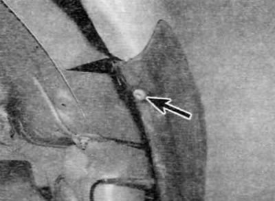 Rysunek 6.13. Wyjmij śrubę (oznaczone strzałką) mocowanie tylnej krawędzi zderzaka do przedniego…