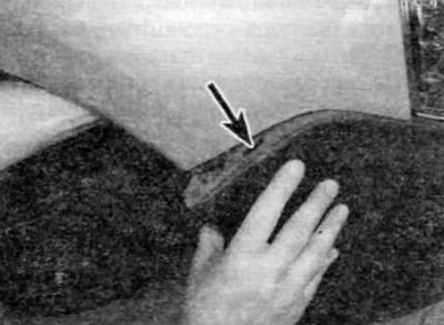 Rysunek 6.15. Aby zdjąć zderzak, włóż śrubokręt przez kwadratowy otwór (oznaczone strzałką) i…