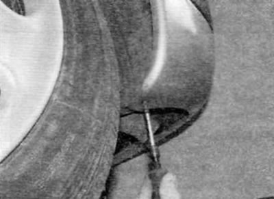 Figure 7.2. Remove the screw securing the mudguard to the lower corner of the rear bumper