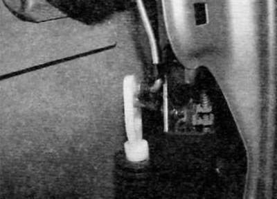 Figure 14.6. Disconnect the lock cylinder rod from the door lock motor