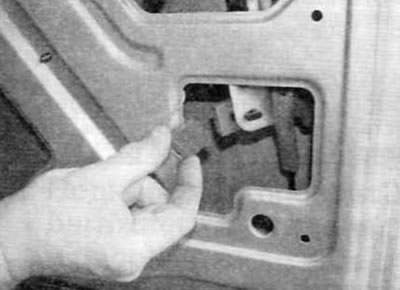 Figure 14.11. Disconnect the door lock motor electrical connector