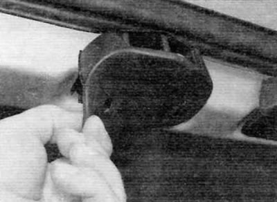 Figure 14.22. Remove the protective rubber cover from the mating part of the upper latch